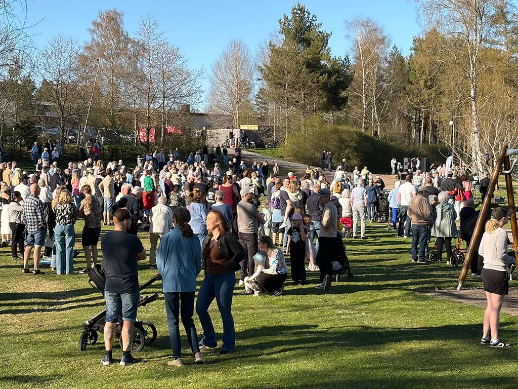 Proppfullt med folk i Linnarbäcksparken